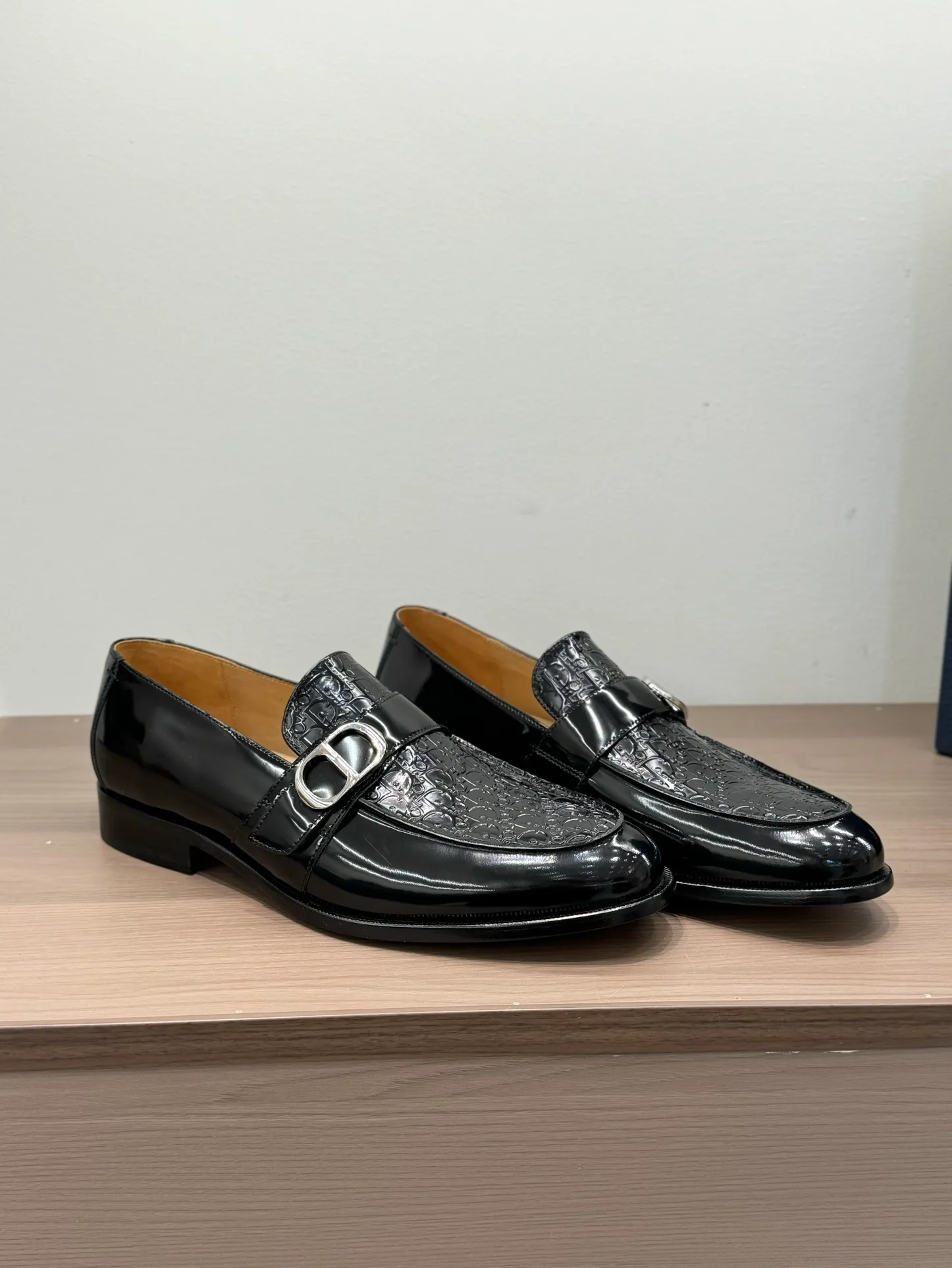 [Dior Dior] Top P: 960💰 Standard code 39-44 (38.45.46 custom-made, non-refundable and non-exchangeable) Dior Dior's latest high-end men's boutique casual leather shoes, the upper is carefully made of black cowhide/open-edge beaded leather/high-mercerized frosted cowhide, the classic silhouette shows elegance, and the upper strap is matched with a metal-coated CD Icon decorative buckle to enhance the style. Comfortable and lightweight, the Italian leather sole features anti-slip rubber inserts. The Blake structured leather sole with anti-slip details showcases Dio*'s exceptional craftsmanship. Elegant and refined, it can be matched with all kinds of suits.